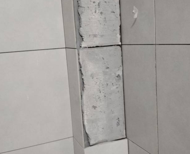 通化市瓷砖空鼓维修公司分享下瓷砖施工前基层浇水润湿程度不足，可能导致以下问题